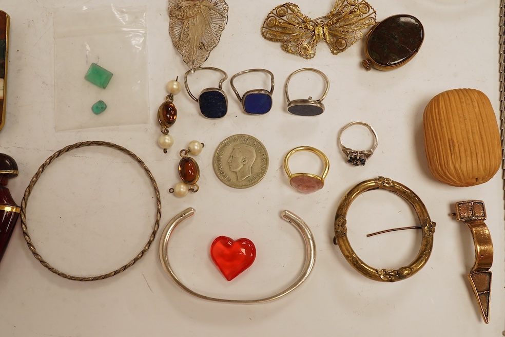 A quantity of assorted costume jewellery including an unmounted synthetic emerald, a white metal filigree bracelet, etc. Condition - poor to fair